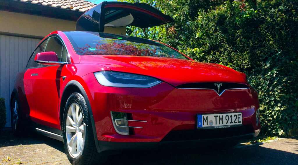 Das Tesla Model X passt kaum auf Janas Parkplatz.