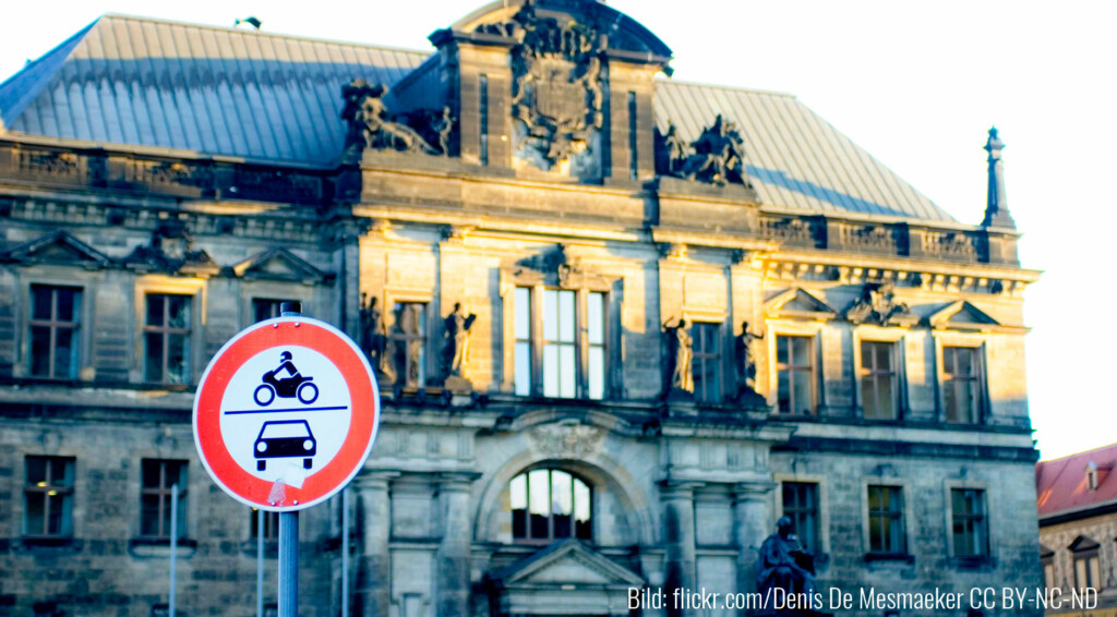Ein Verbotsschild für Autos und Motorräder in Dresden. Bild: flick.com/Denis De Mesmaeker CC BY-NC-ND)