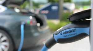 Ein Elektroauto an einer Ladesstation (Bild: © Norbert Leven).