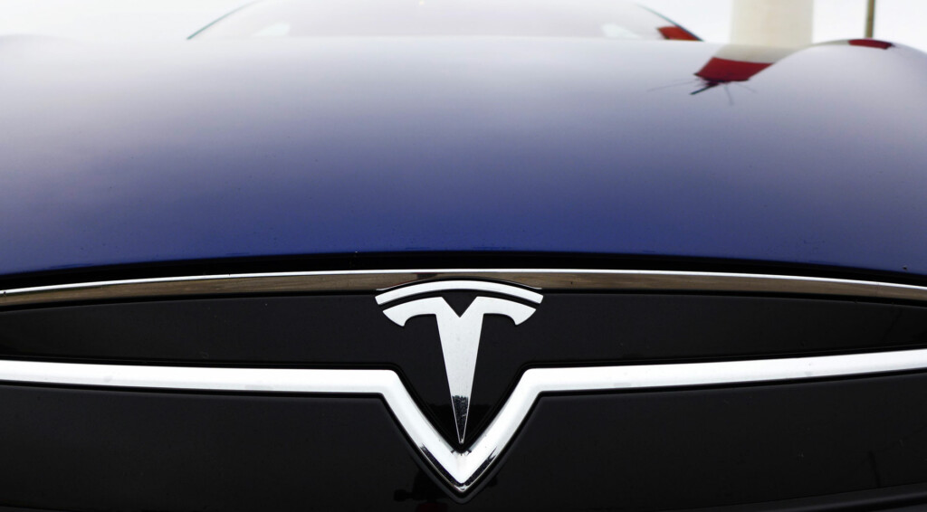 Das Tesla Logo an der Front eines Model S (Bild: © Jana Höffner).