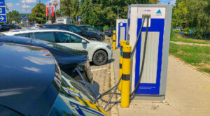 Autos stehen an einer EnBW-Schnellladesäule auf dem Rasthof Pforzheim (Bild: © Jana Höffner).