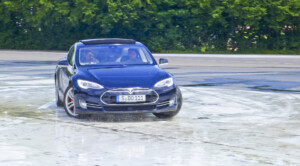 Ein Tesla Model S beim Fahrsicherheitstraining (Bild: © Electrify-BW)