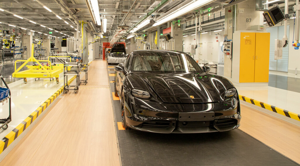 Ein fertig montierter Porsche Taycan steht im neuen Porsche-Werk in Zuffenhausen in der Endabnahme.