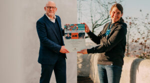 Verkehrsminister Winfried Hermann (l.) und Electrify-BW Mitglied Jana Höffner (r.)